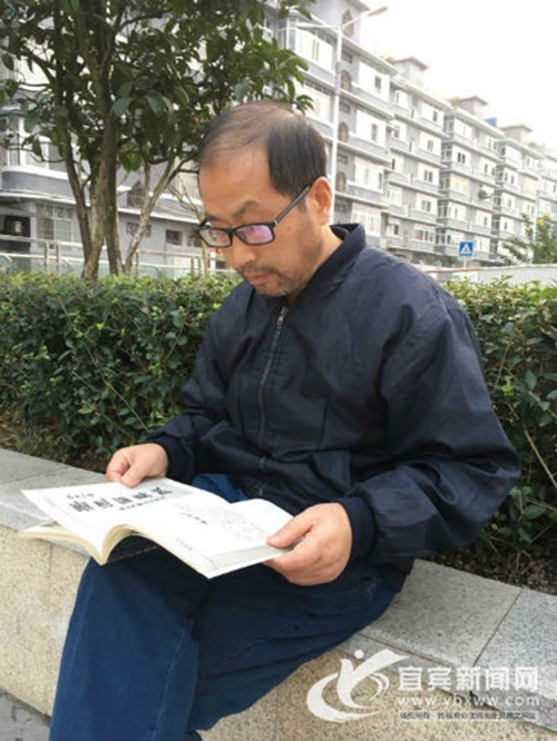 震撼!61岁业余画师手绘9米宜宾江安老街画卷(图2) 震撼!61岁业余画师手绘9米宜宾江安老街画卷(图2)