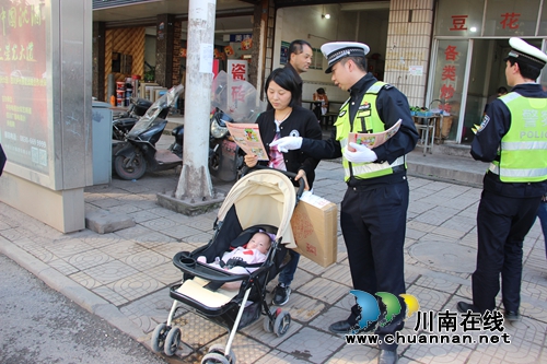 叙永交警开展行人闯红灯交通安全宣传活动(图1)