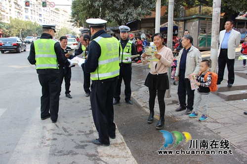 叙永交警开展行人闯红灯交通安全宣传活动