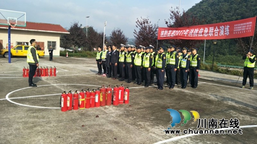 叙永交警参加消防应急演练 提升消防安全防护意识(图2) 叙永交警参加消防应急演练 提升消防安全防护意识(图2)