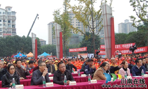 橘色大爱!泸州举办关爱环卫工人公益慈善晚会(图4) 橘色大爱!泸州举办关爱环卫工人公益慈善晚会(图4)