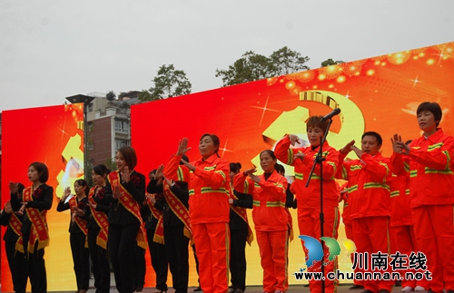 橘色大爱!泸州举办关爱环卫工人公益慈善晚会(图29) 橘色大爱!泸州举办关爱环卫工人公益慈善晚会(图29)