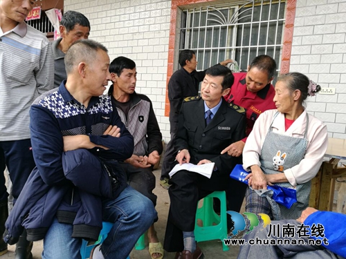 合江县食药监局:纪检干部走上“坝坝讲坛”(图1) 合江县食药监局:纪检干部走上“坝坝讲坛”(图1)