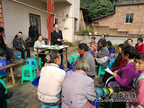 合江县食药监局:纪检干部走上“坝坝讲坛”(图2) 合江县食药监局:纪检干部走上“坝坝讲坛”(图2)