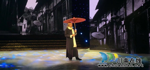 “忆诗.亦歌.意酒城”朗读者周年庆晚会举行(图5) “忆诗.亦歌.意酒城”朗读者周年庆晚会举行(图5)