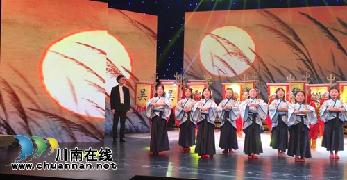 “忆诗.亦歌.意酒城”朗读者周年庆晚会举行(图7) “忆诗.亦歌.意酒城”朗读者周年庆晚会举行(图7)