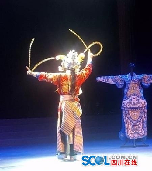 戏剧展演走进宜宾江安 线上线下好评如潮(图2) 戏剧展演走进宜宾江安 线上线下好评如潮(图2)