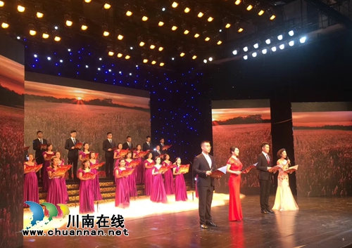 “忆诗.亦歌.意酒城”朗读者周年庆晚会举行(图8) “忆诗.亦歌.意酒城”朗读者周年庆晚会举行(图8)