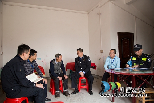 宋军率队开展“走服引”和“千名干警进万家”活动(图1) 宋军率队开展“走服引”和“千名干警进万家”活动(图1)