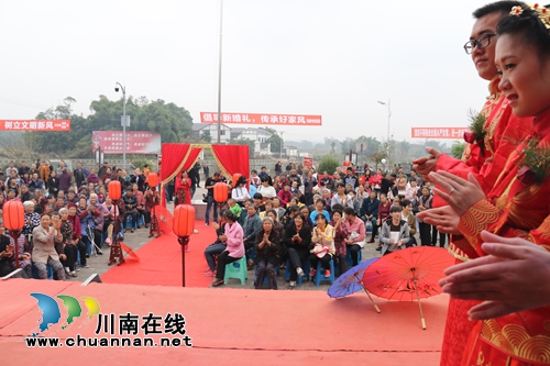 龙马潭:婚礼环节植入“四礼新风”倡节俭(图2) 龙马潭:婚礼环节植入“四礼新风”倡节俭(图2)