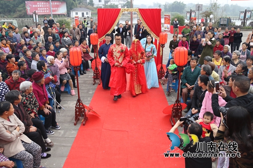 龙马潭:婚礼环节植入“四礼新风”倡节俭(图3) 龙马潭:婚礼环节植入“四礼新风”倡节俭(图3)