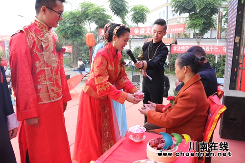 龙马潭:婚礼环节植入“四礼新风”倡节俭(图4) 龙马潭:婚礼环节植入“四礼新风”倡节俭(图4)