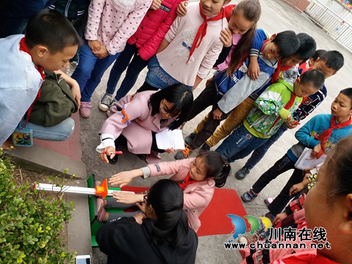 纳溪龙车小学组织学生进行体质健康体检工作(图1) 纳溪龙车小学组织学生进行体质健康体检工作(图1)