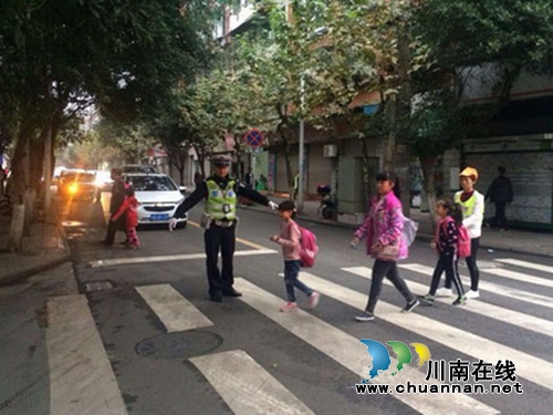 宜宾县公安交管大队整治校园周边交通秩序(图1)