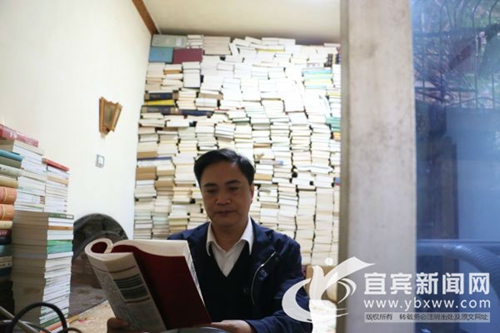 宜宾市民爱读繁体竖排线装书&nbsp;个人藏书近万册(图1)