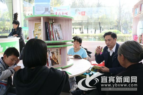 宜宾市民爱读繁体竖排线装书&nbsp;个人藏书近万册(图4)