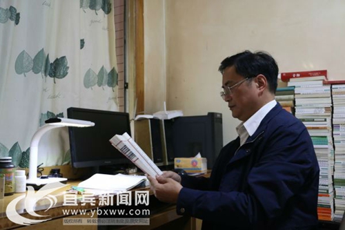 宜宾市民爱读繁体竖排线装书&nbsp;个人藏书近万册(图5)