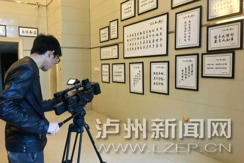 关注泸州创文 央视摄制组在江阳区钟鼓世家拍摄取景2