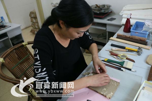 宜宾古籍修复师袁华琴:破损纹路也是艺术(图8) 宜宾古籍修复师袁华琴:破损纹路也是艺术(图8)