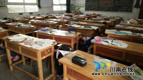 叙永水尾镇中心小学校:强化实战演练 防震保学生平安(图1) 叙永水尾镇中心小学校:强化实战演练 防震保学生平安(图1)
