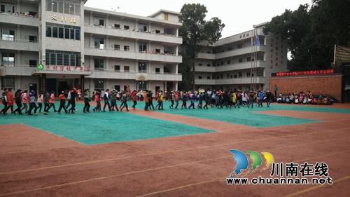 叙永水尾镇中心小学校:强化实战演练 防震保学生平安(图2) 叙永水尾镇中心小学校:强化实战演练 防震保学生平安(图2)