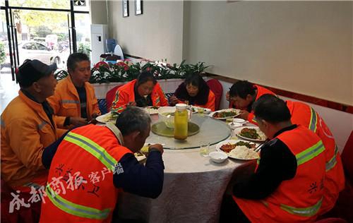 内江90后老板请环卫工吃免费午餐&nbsp;将免费到底(图1)