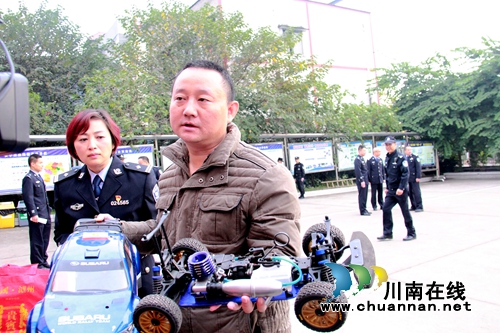 龙马潭举行“三打击一整治”专项行动返赃大会(图3) 龙马潭举行“三打击一整治”专项行动返赃大会(图3)
