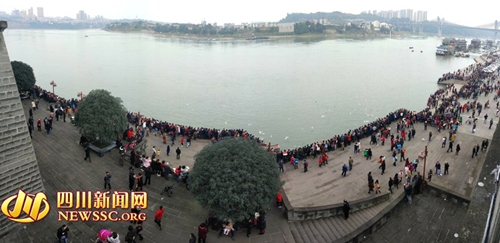 泸州上万市民火爆观鸥&nbsp;志愿者呼吁正确投喂