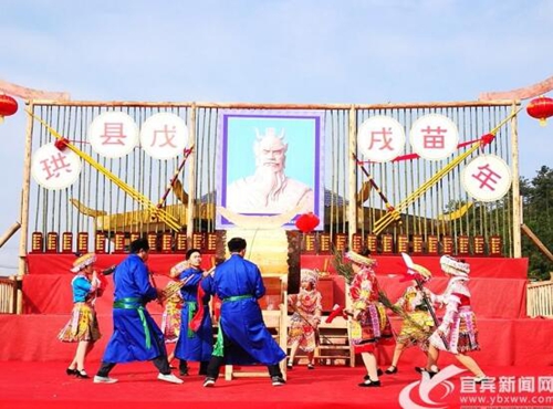打糍粑扭扁担&nbsp;宜宾珙县上万苗汉同胞欢度苗年(图1)