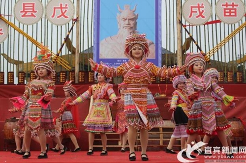 打糍粑扭扁担&nbsp;宜宾珙县上万苗汉同胞欢度苗年(图3)