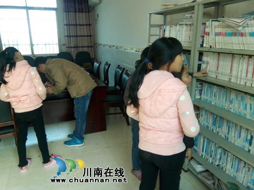 泸州特兴镇罗沙村利用周未组织学生进行借书活动