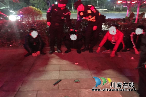 泸县：矛盾激化6名男子街头打架&nbsp;巡警出击抓获(图1)