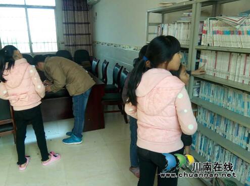 龙马潭特兴镇罗沙村利用周末组织学生进行借书活动(图1)