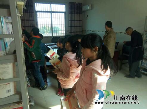 龙马潭特兴镇罗沙村利用周末组织学生进行借书活动