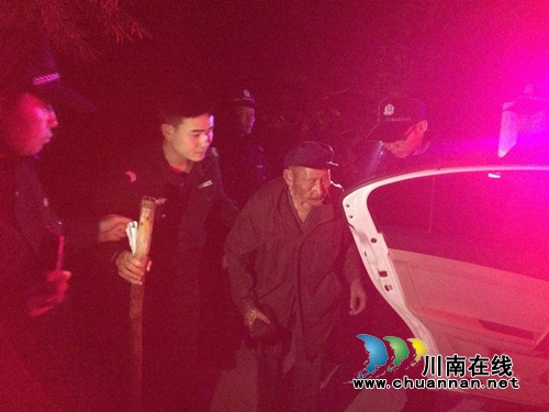 泸县方洞派出所救助一位迷路落水老人(图1) 泸县方洞派出所救助一位迷路落水老人(图1)