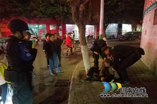泸县公安巡防队员救助路边醉酒老人