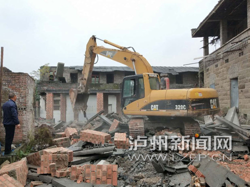 泸州一厂房内违建两层小楼&nbsp;挖掘机进驻拆除(图1)