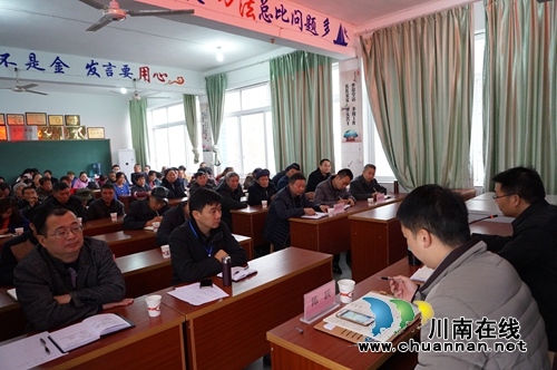 纳溪天仙镇党委书记进学校宣讲党的十九大精神