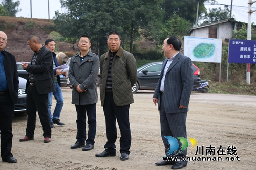 薛学深到泸县潮河镇督导龙城大道及高速连接线建设工作(图1) 薛学深到泸县潮河镇督导龙城大道及高速连接线建设工作(图1)
