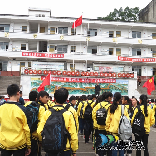 泸县得胜镇顺河学校开展第三届“爱护环境&nbsp;绿色出行”学生野外拉练活动(图1)