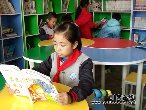 叙永正东中心校：绿色书吧成为学生午饭后“加餐”场所(图2)