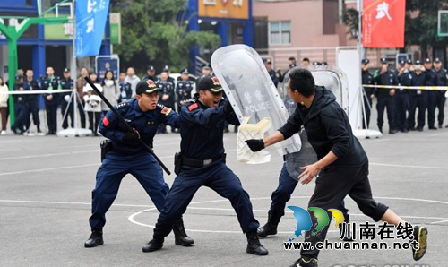 省公安第四届教官教学技能大比武在警院举行(图1) 省公安第四届教官教学技能大比武在警院举行(图1)