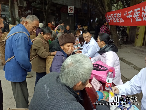 泸县中医院到立石镇开展“千医进万家”主题活动(图1) 泸县中医院到立石镇开展“千医进万家”主题活动(图1)