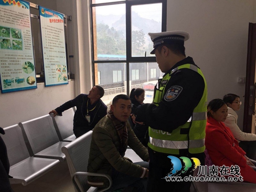 宜宾筠连交警大队走进交通安全宣传教育基地开展直播活动