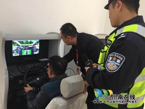 宜宾筠连交警大队走进交通安全宣传教育基地开展直播活动(图2)
