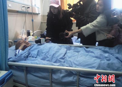 四川一面馆老板长期卧床玩手机&nbsp;导致高位截瘫(图1)