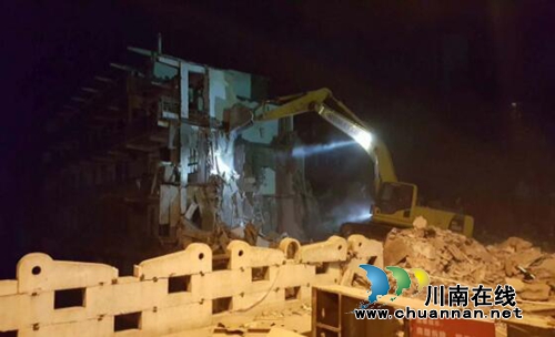 古蔺县组织夜间拆除墨宝寺二期棚户区危旧房