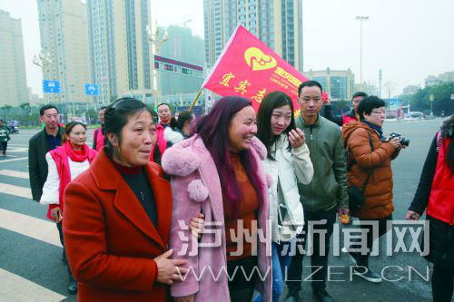 泸州自愿者搭桥 长宁女子被拐21年后回家(分离图)3K7A4299