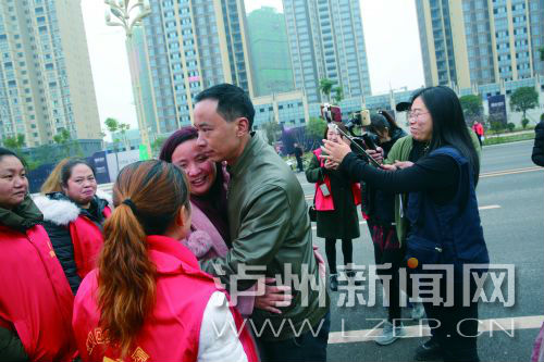 泸州自愿者搭桥 长宁女子被拐21年后回家(分离图)3K7A4297