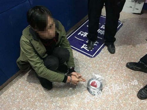 宜宾男408颗麻古藏汽车天窗 一个眼神出卖他(图1) 宜宾男408颗麻古藏汽车天窗 一个眼神出卖他(图1)